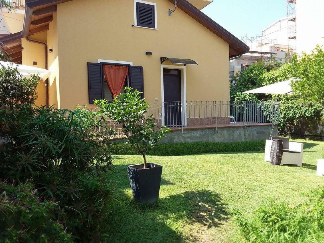 Villetta Singola "Lilla" Ali Terme Luaran gambar